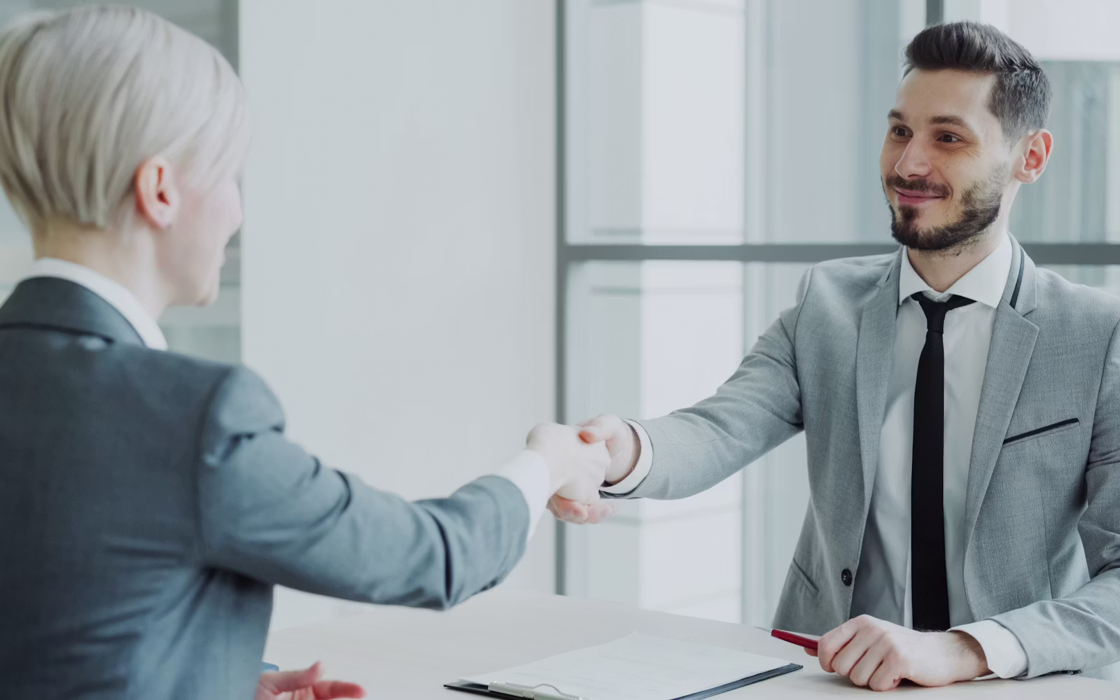 مهنيون في اجتماع عمل
